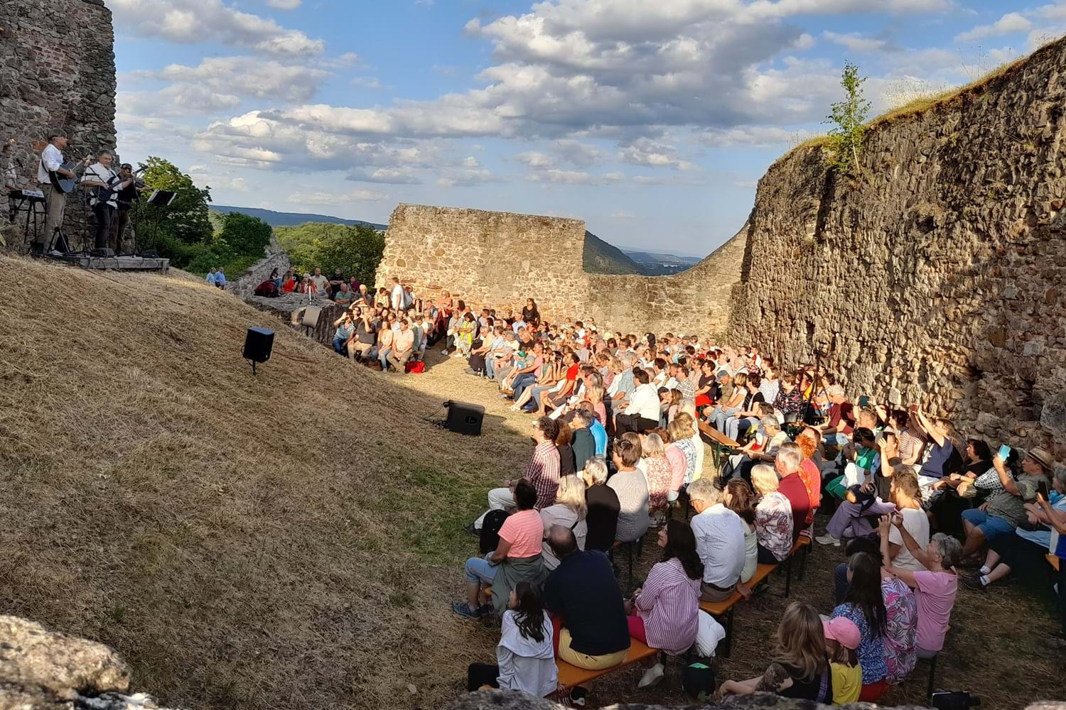 Sommerabend auf der Burg Donaustauf 2026 1 Sommerabend Burg Donaustauf